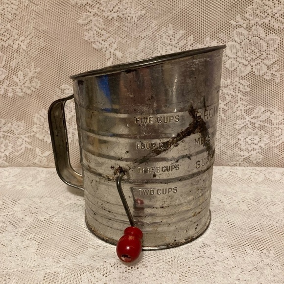 Vintage Metal Bromwell's 5 Cups Measuring Sifter Red wood Crank handle - Picture 2 of 13